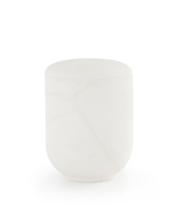 Ein weißer, zylindrischer Behälter mit einer glatten, matten Oberfläche wird auf eine weiße Fläche gestellt. Aurora Tierkrematorium