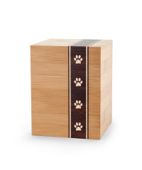 Ein Holzkästchen mit einem dunklen vertikalen Streifen, auf dem weiße Pfotenabdrücke zu sehen sind, wahrscheinlich als Urne für ein Haustier oder als Andenkenbox gedacht. Aurora Tierkrematorium