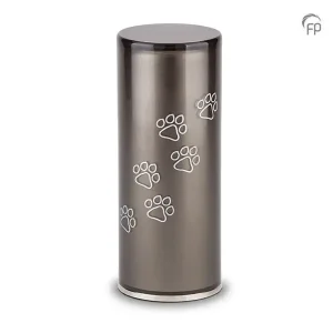 Zylindrischer Metallbehälter mit Pfotenabdrücken auf der Vorderseite, fotografiert vor einem schlichten weißen Hintergrund. Aurora Tierkrematorium