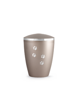Matte Metallurne mit silbernem Deckel und vier weißen Pfotenabdrücken auf der Vorderseite, fotografiert vor einem schlichten weißen Hintergrund. Aurora Tierkrematorium