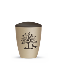 Beigefarbene Urne mit dunklem Deckel. Auf der Vorderseite ist die Silhouette eines Baumes, eines Hundes und eines Kaninchens abgebildet. Aurora Tierkrematorium