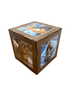Ein Holzwürfel mit transparenten Paneelen, die auf jeder sichtbaren Seite Fotos von Katzen zeigen. Aurora Tierkrematorium