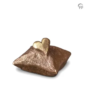 Eine Metallskulptur in Form eines Briefumschlags mit einem Herz auf der Oberseite vor einem weißen Hintergrund. Aurora Tierkrematorium