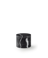 Kleiner, runder, schwarzer Marmorbehälter mit Deckel, weiß geädert, vor einem schlichten, hellen Hintergrund. Aurora Tierkrematorium