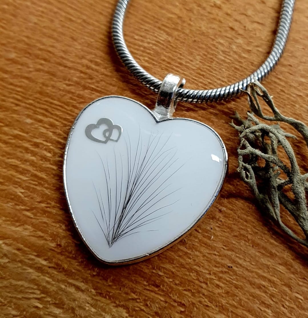 Handgemachter Harzschmuck